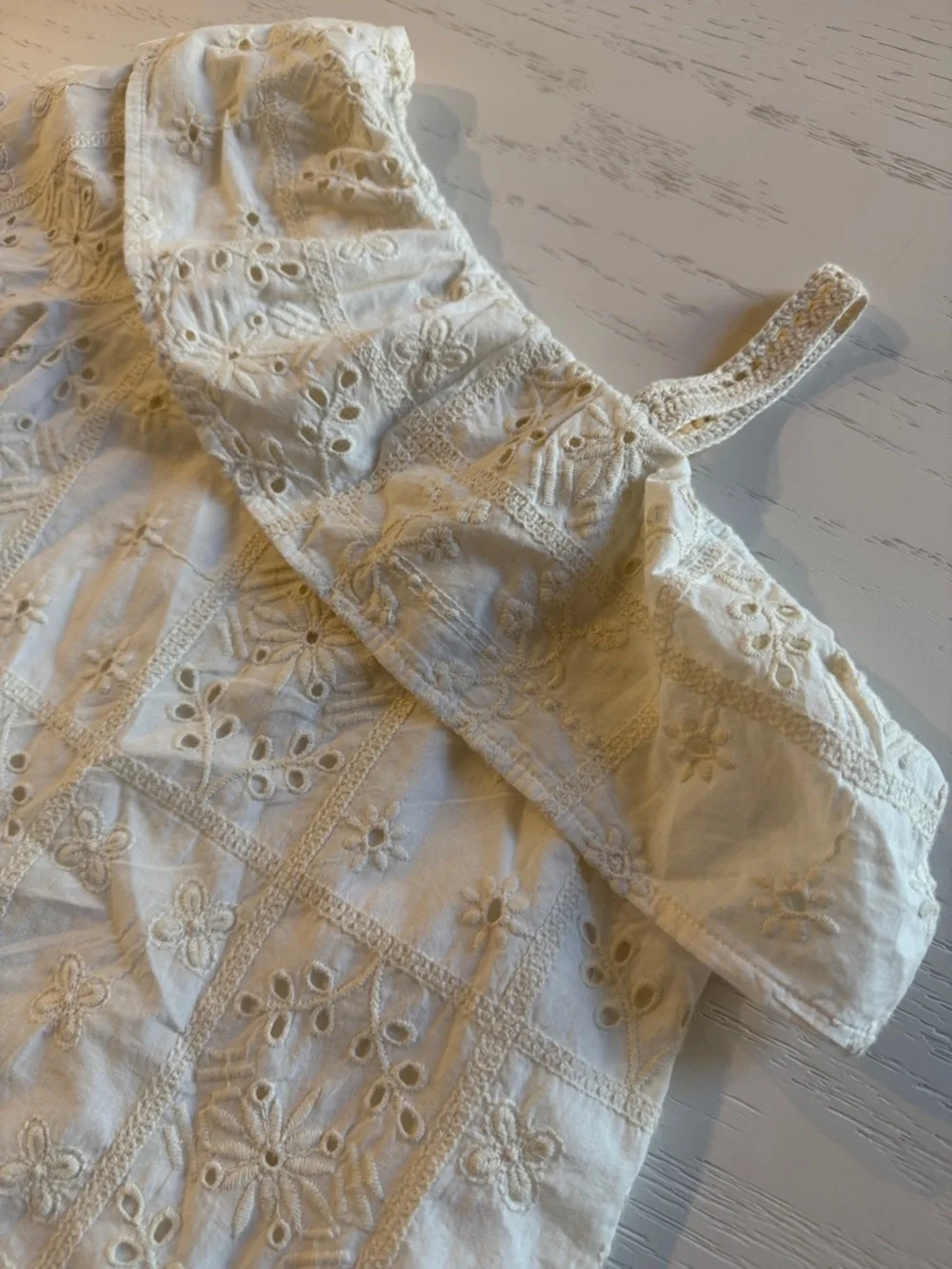 Zara lightweight eyelet